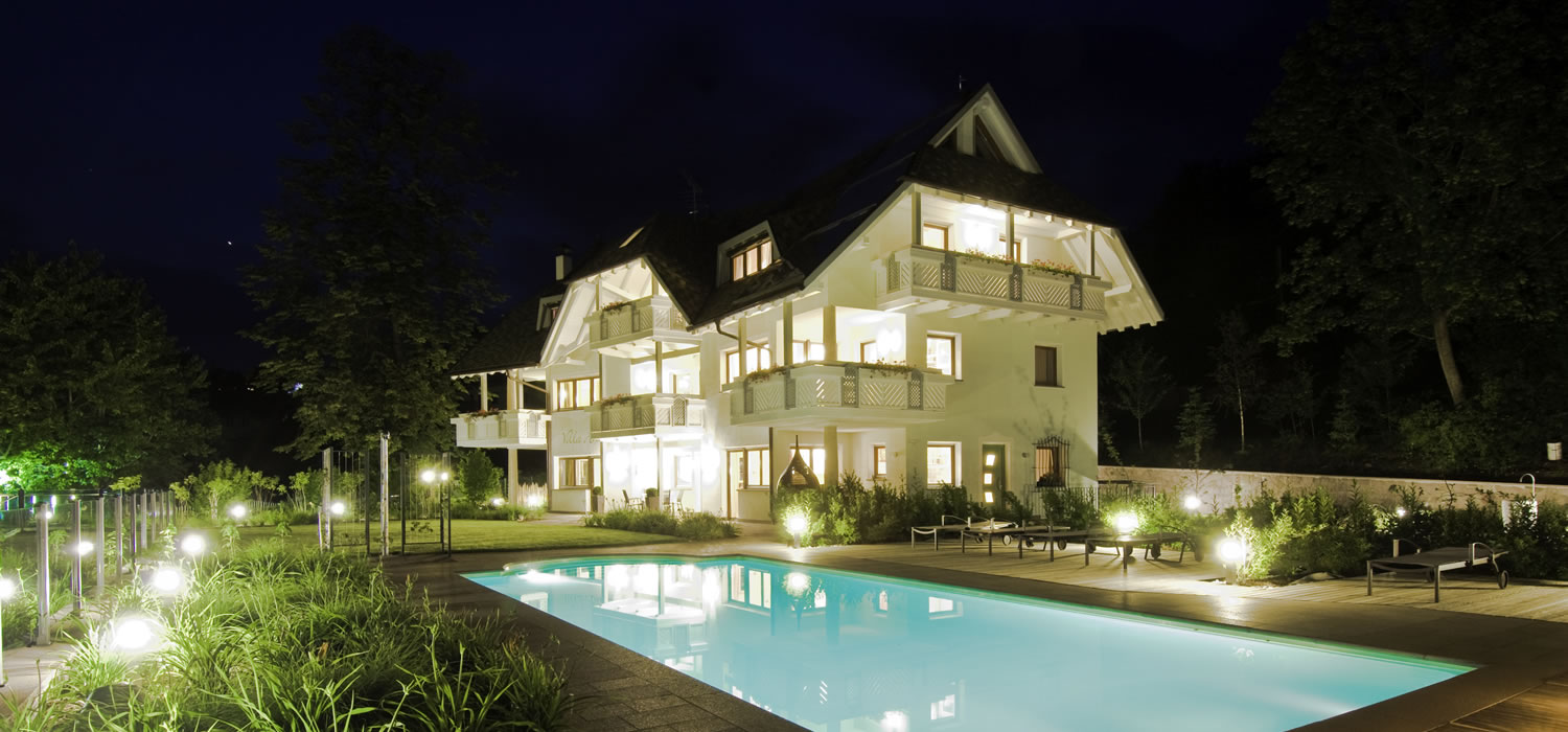 Villa bei Nacht